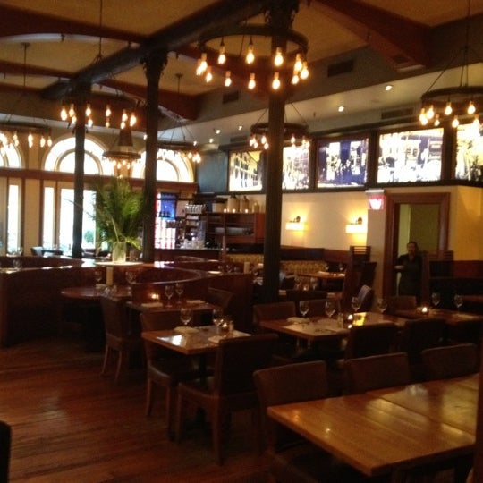 Foto diambil di City Hall Restaurant oleh Jak (J. C.) D. pada 2/18/2012