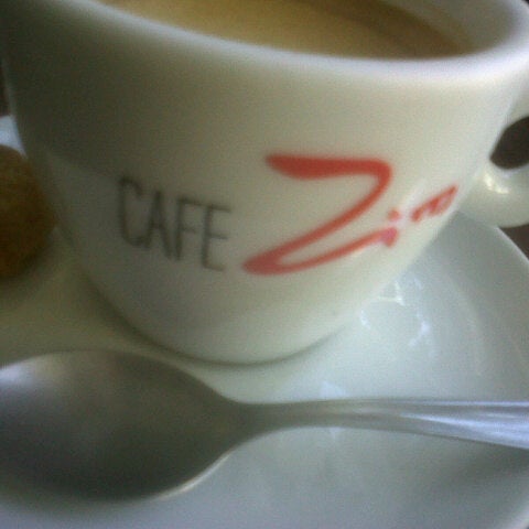 Foto tirada no(a) Café Zim por Maroni S. em 7/13/2012