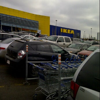 Das Foto wurde bei IKEA Edmonton von Devon A. am 3/18/2012 aufgenommen