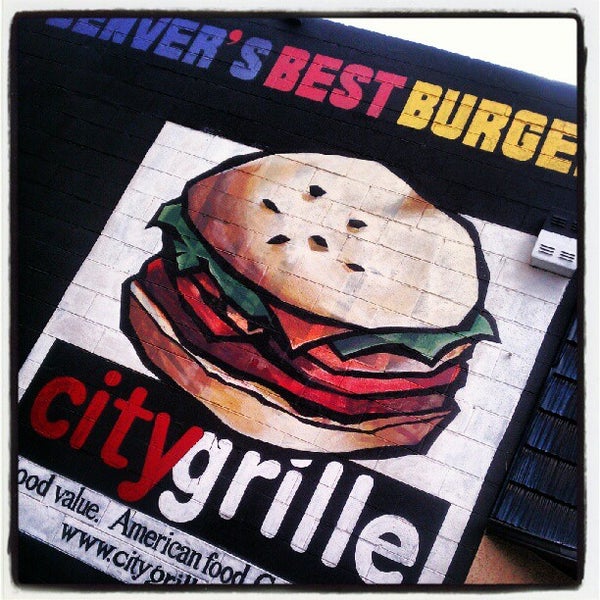 รูปภาพถ่ายที่ City Grille โดย Eric K. เมื่อ 8/22/2012