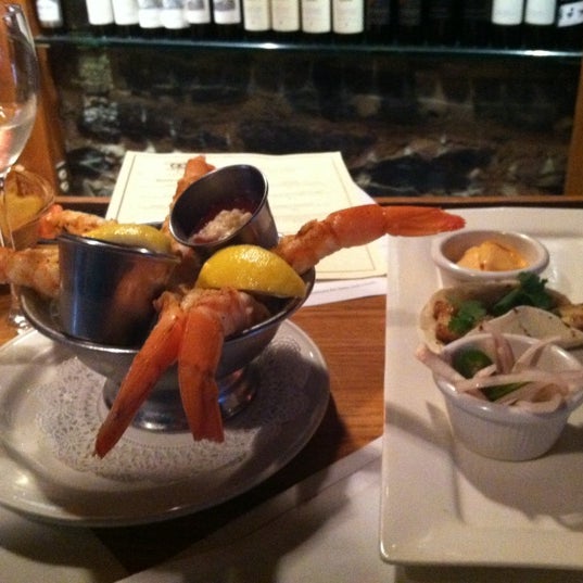 Снимок сделан в Sea Catch Restaurant пользователем Alex F. 3/17/2012