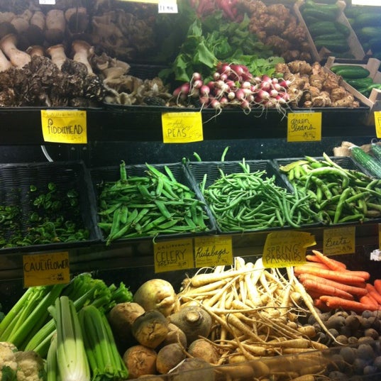 4/25/2012 tarihinde Hollie C.ziyaretçi tarafından Rosemont Market and Bakery'de çekilen fotoğraf
