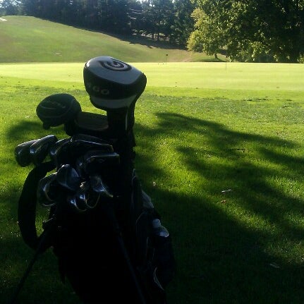 รูปภาพถ่ายที่ Waveland Golf Course โดย Timmy J. เมื่อ 8/5/2012
