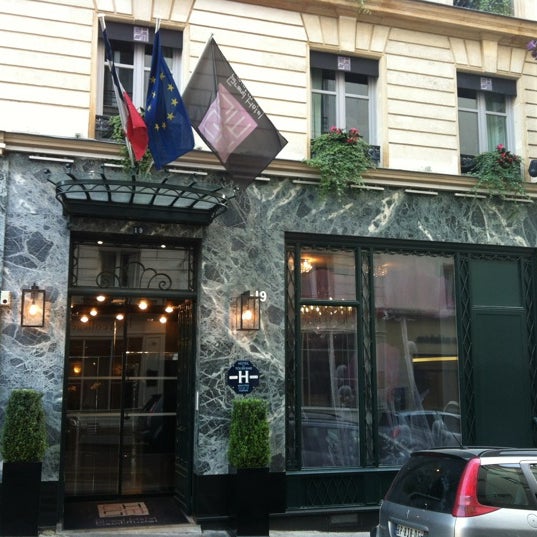 Foto diambil di Grand Hotel Saint Michel oleh André L. pada 8/9/2012