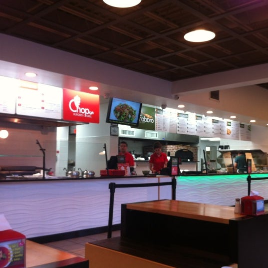 Foto scattata a Chops (Burgers &amp; Grill) da Murat K. il 5/15/2012