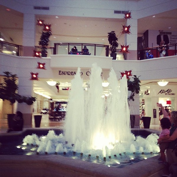 Foto tirada no(a) Aventura Mall Fountain por Fábio em 9/6/2012