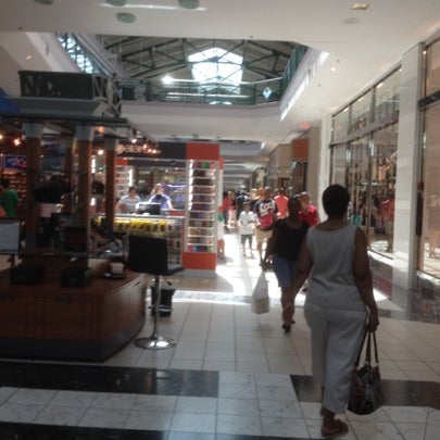 Foto scattata a Arbor Place Mall da Nicole B. il 8/5/2012