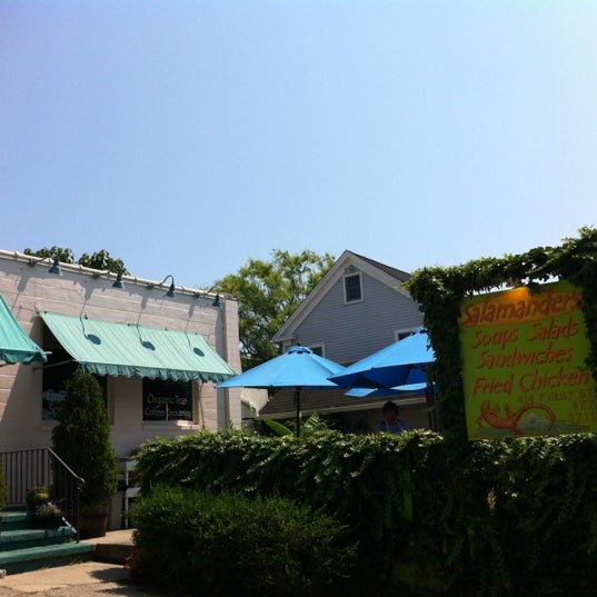 รูปภาพถ่ายที่ Salamanders on Front Restaurant โดย Joyce S. เมื่อ 8/4/2012