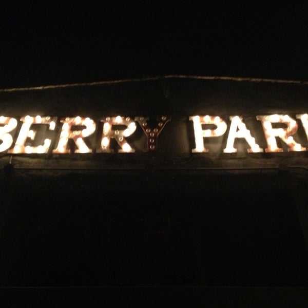 Foto tirada no(a) Berry Park por Niha R. em 4/21/2013