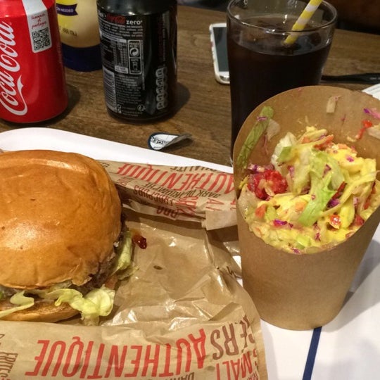 Formule 15€ burger, frites (ou salade), boisson. Blue burger excellent, service rapide et personnel sympathique !