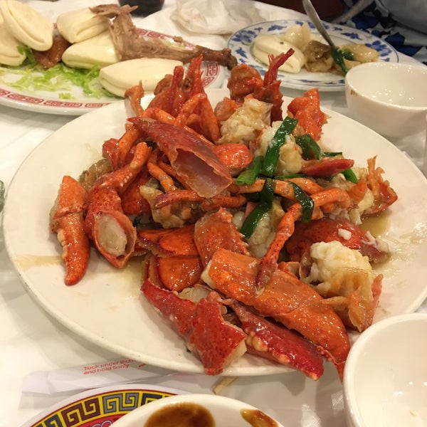 Снимок сделан в Confucius Seafood Restaurant пользователем Hemen H. 11/1/2015