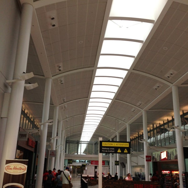 5/9/2013 tarihinde Jamie M.ziyaretçi tarafından Toronto Pearson Uluslararası Havalimanı (YYZ)'de çekilen fotoğraf