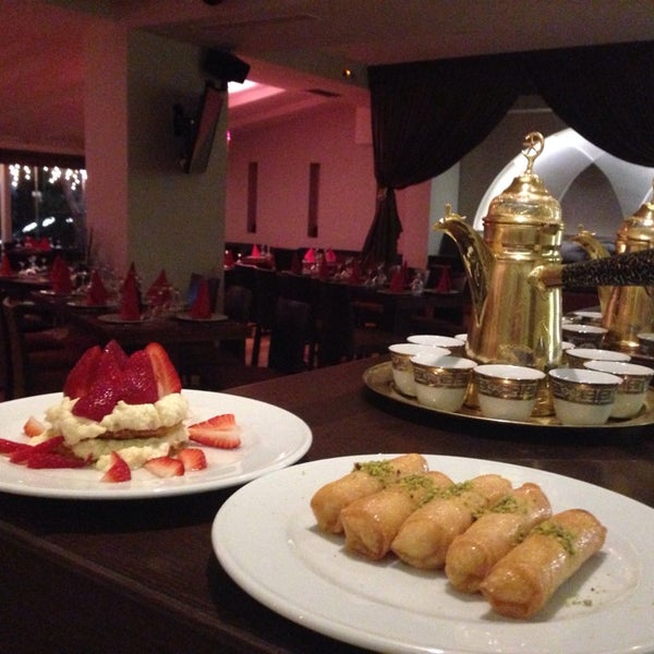 Foto tirada no(a) Sahara Lebanese Restaurant por Chrstna K. em 6/4/2014