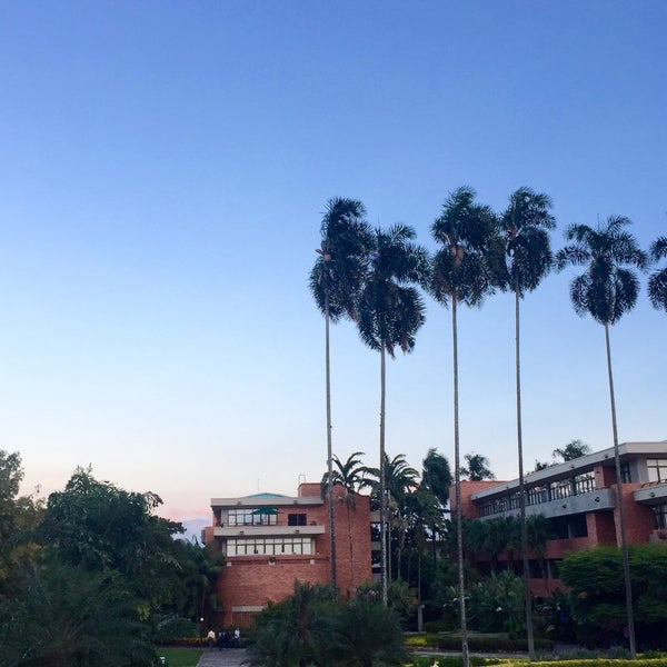 รูปภาพถ่ายที่ Universidad Autónoma de Occidente - Cali โดย Jaime O. เมื่อ 12/3/2014