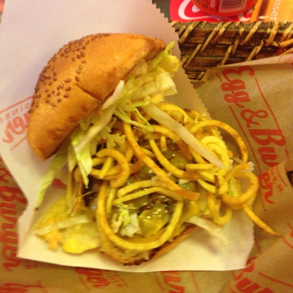 Foto diambil di Egg &amp; Burger oleh B A. pada 3/2/2014