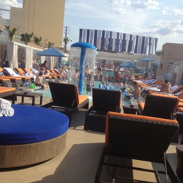 Foto scattata a Sapphire Pool &amp; Dayclub Las Vegas da John N. il 7/1/2013