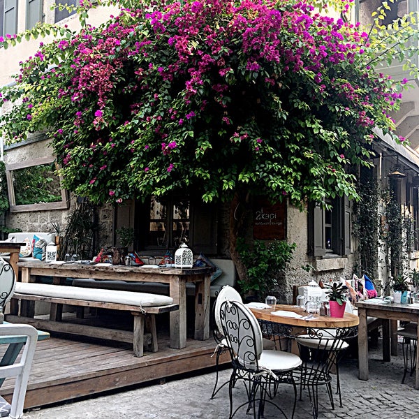 Foto diambil di 2Kapı Restaurant &amp; Lounge oleh ihsan G. pada 8/28/2018