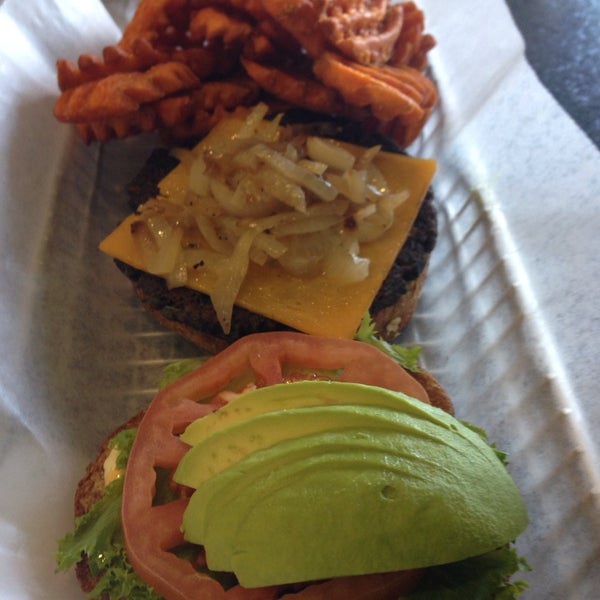 4/6/2014 tarihinde Debra C.ziyaretçi tarafından Burger Boss'de çekilen fotoğraf