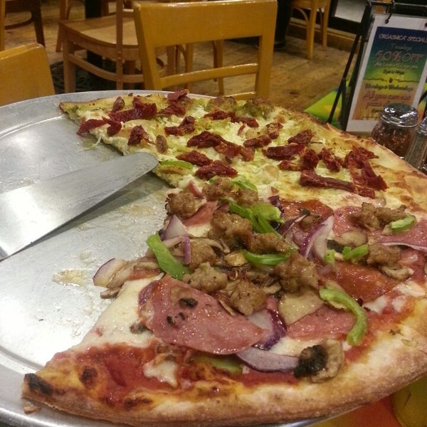 5/9/2014 tarihinde Alê R.ziyaretçi tarafından Pizza Orgasmica &amp; Brewing Co.'de çekilen fotoğraf