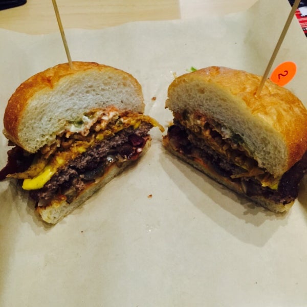 Снимок сделан в MOOYAH Burgers, Fries &amp; Shakes пользователем Cooper J. 8/17/2015