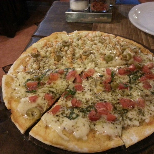 Photo taken at Tatati Pizza Gourmet by Derlis Francesco C. on 5/17/2014