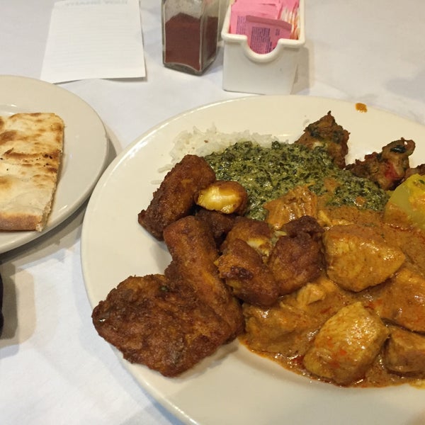 3/27/2016 tarihinde Robert F.ziyaretçi tarafından Mogul Indian Restaurant'de çekilen fotoğraf