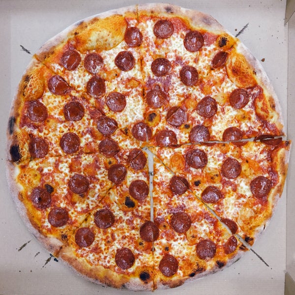 2/26/2019 tarihinde Tomasso - New York Pizzaziyaretçi tarafından Tomasso - New York Pizza'de çekilen fotoğraf
