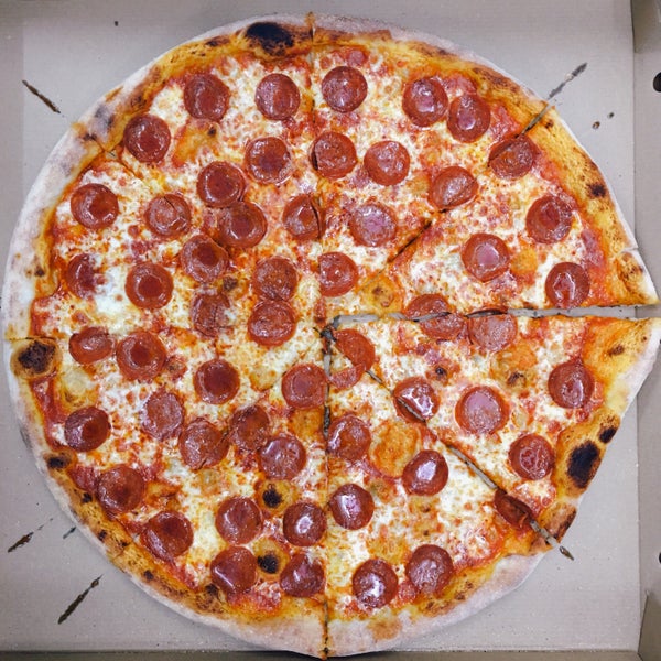 6/11/2017 tarihinde Tomasso - New York Pizzaziyaretçi tarafından Tomasso - New York Pizza'de çekilen fotoğraf