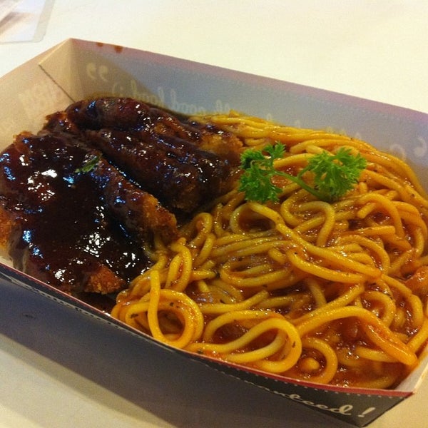 Das Foto wurde bei Chom Chom Asian Fast Food von Stephanie M. am 12/23/2013 aufgenommen