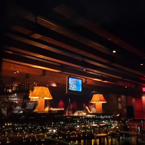 Foto scattata a Portland City Grill da Natasha P. il 10/14/2019