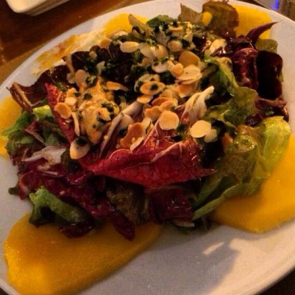 Foto tirada no(a) Salade Délice por Alex A. em 5/28/2014