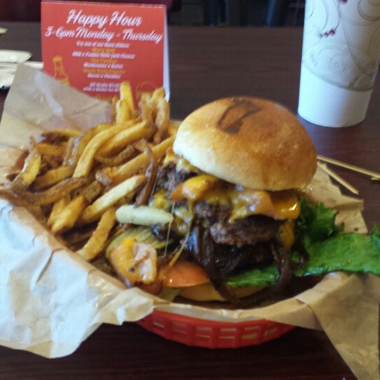 Foto tirada no(a) Bingo Burger por Lastbabyboomer em 2/8/2015