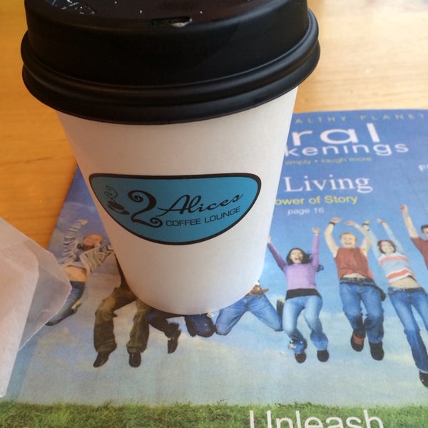 Foto tomada en 2 Alices Coffee Lounge  por Malina L. el 6/9/2014
