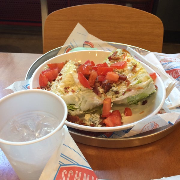 Photo taken at Schnipper&#39;s Quality Kitchen by Malina L. on 7/7/2015