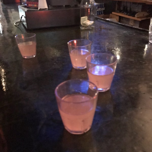 3/14/2017 tarihinde Roy V.ziyaretçi tarafından Cheers Shot Bar'de çekilen fotoğraf