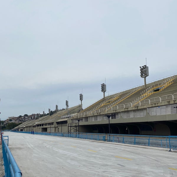 รูปภาพถ่ายที่ Sambódromo da Marquês de Sapucaí โดย Henrika M. เมื่อ 11/23/2022
