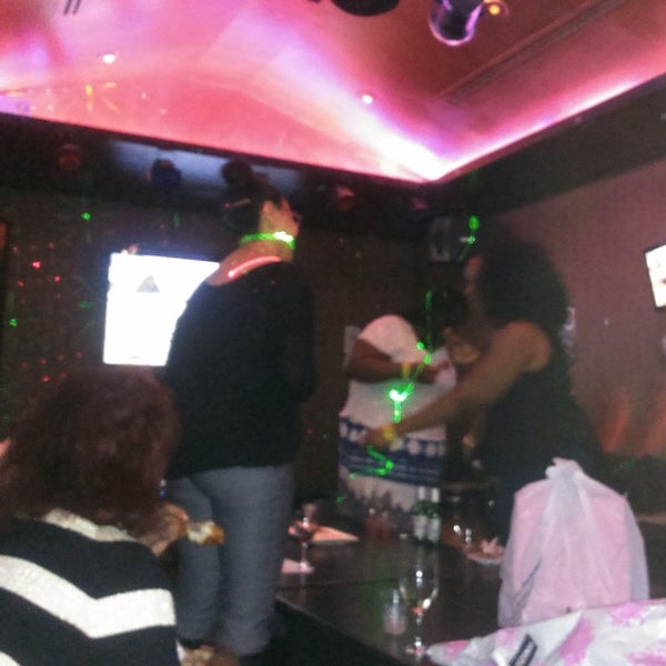 Das Foto wurde bei The Spot Karaoke &amp; Lounge von Neville B. am 10/25/2014 aufgenommen