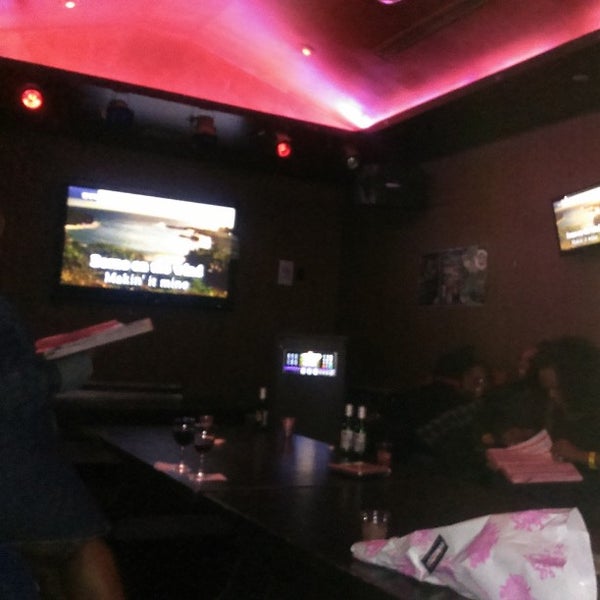 Foto tomada en The Spot Karaoke &amp; Lounge  por Neville B. el 10/25/2014