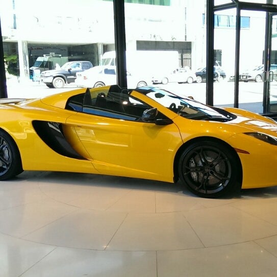 9/24/2013에 Maxime G.님이 McLaren Auto Gallery Beverly Hills에서 찍은 사진