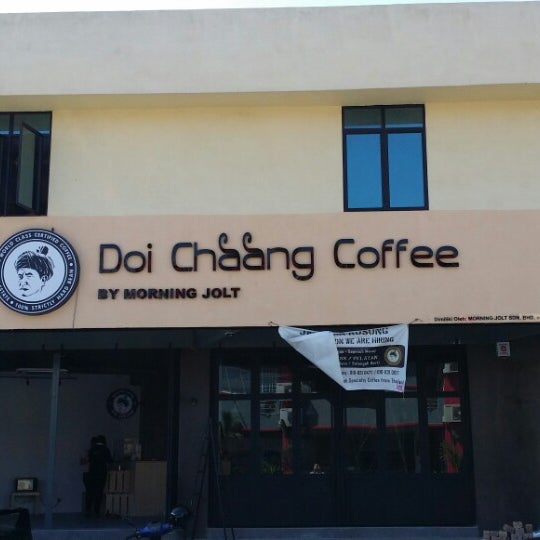 Photo taken at Doi Chaang Coffee by Morning Jolt by Jeremy C. on 2/10/2015