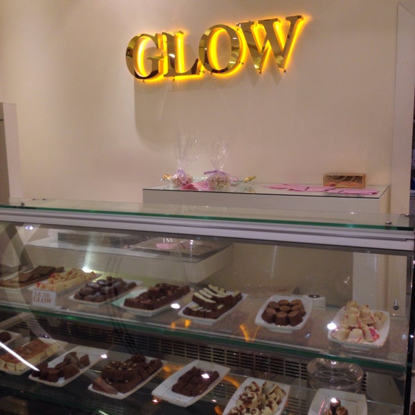 Foto scattata a GLOW Chocolate da Walaa il 10/18/2015