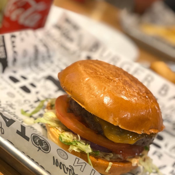Das Foto wurde bei Burger Bar von Walaa am 10/17/2019 aufgenommen