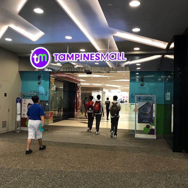 Foto tirada no(a) Tampines Mall por Vivian H. em 10/10/2017
