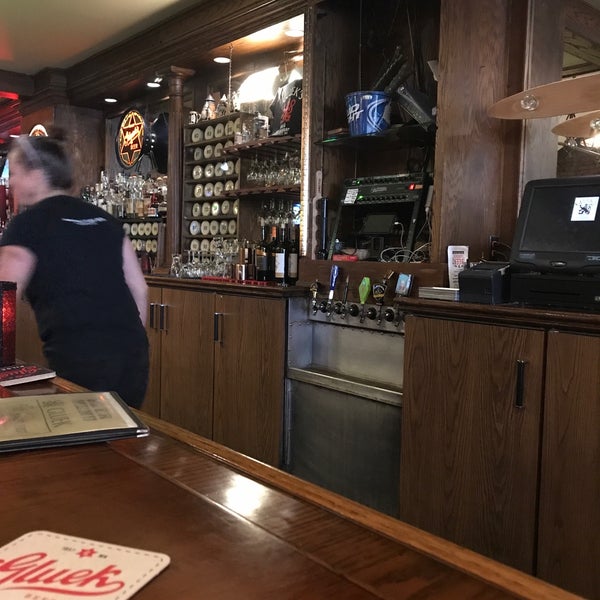 Foto scattata a Gluek&#39;s Restaurant &amp; Bar da Bill il 8/7/2019