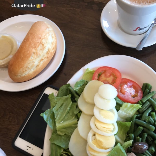 Photo taken at FRENCH RIVIERA Bakery Cafe by Hamad حَمَد 🇶🇦 on 4/24/2018