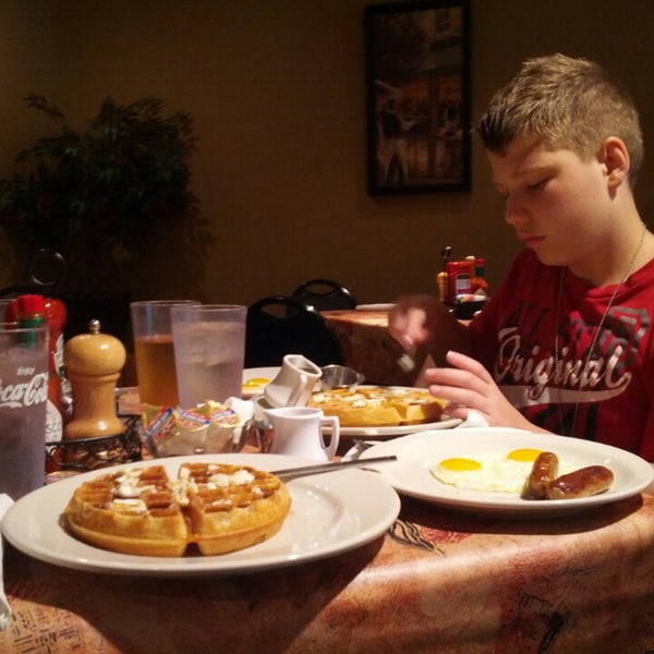 Foto tirada no(a) Bailey&#39;s Breakfast &amp; Lunch por Gary N. em 7/13/2014