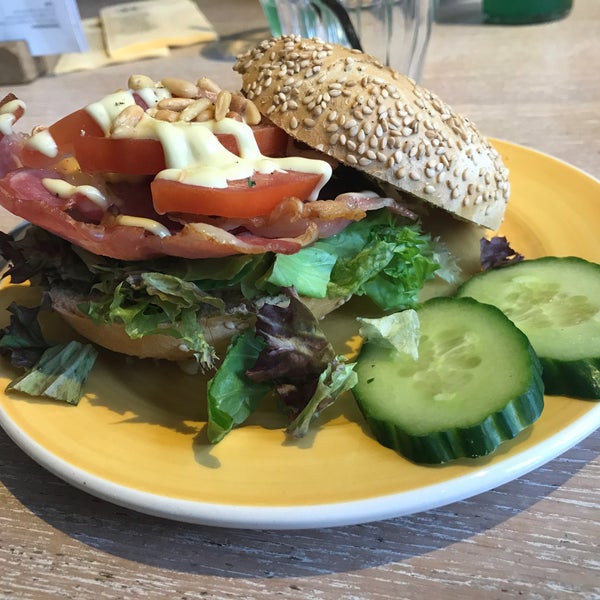 Das Foto wurde bei Bagels &amp; Beans von Diana D. am 4/16/2017 aufgenommen