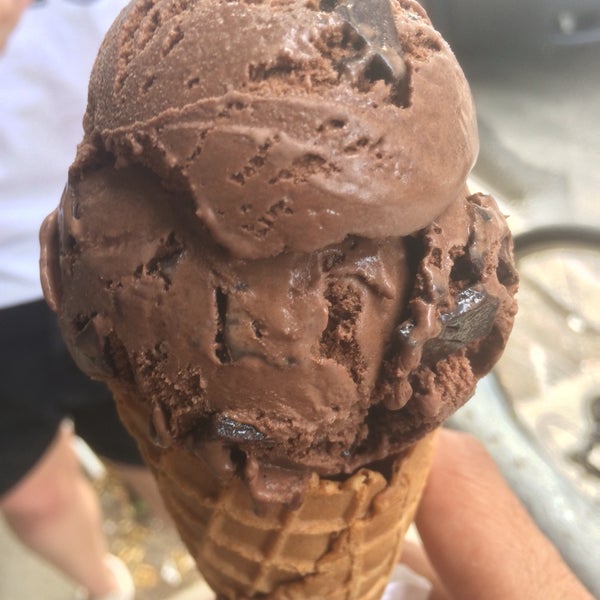 Photo taken at Emack &amp; Bolio&#39;s Ice Cream by Arjun R. on 6/24/2017
