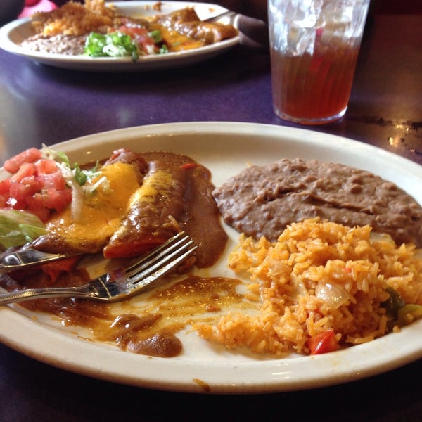 Foto diambil di Mia&#39;s Mexican Grill oleh Domingo A. pada 8/31/2014