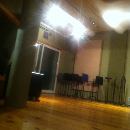 Foto diambil di Stadiumred Studios oleh Marc Z. pada 10/18/2012
